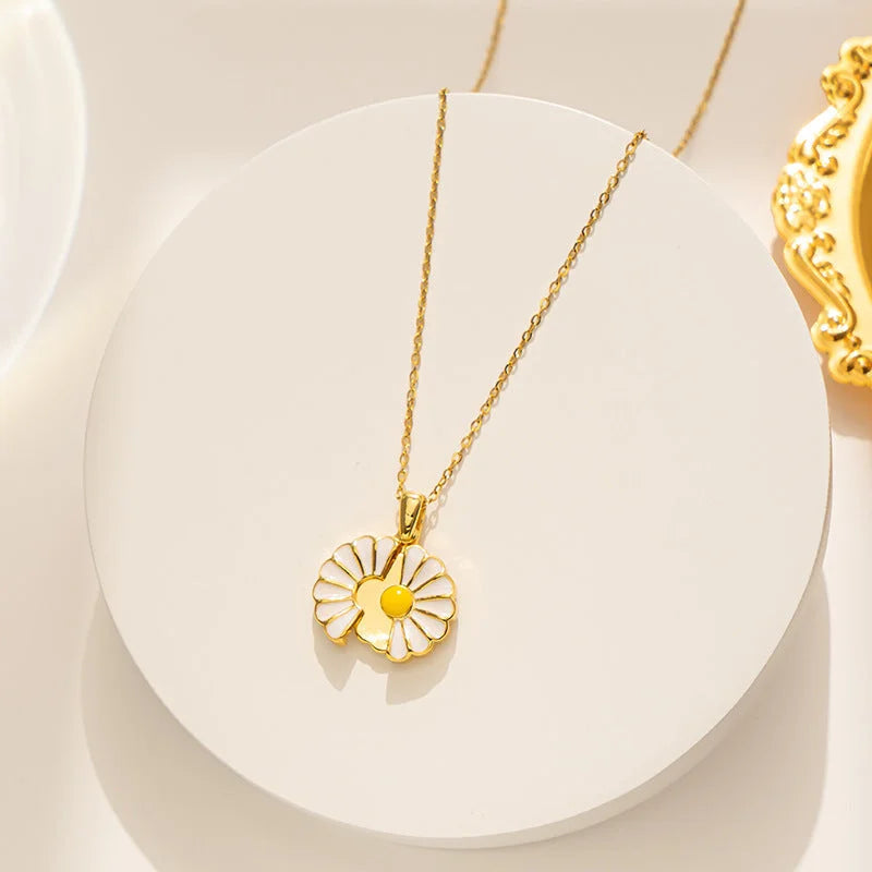 Gold Open Daisy Pendant Necklace