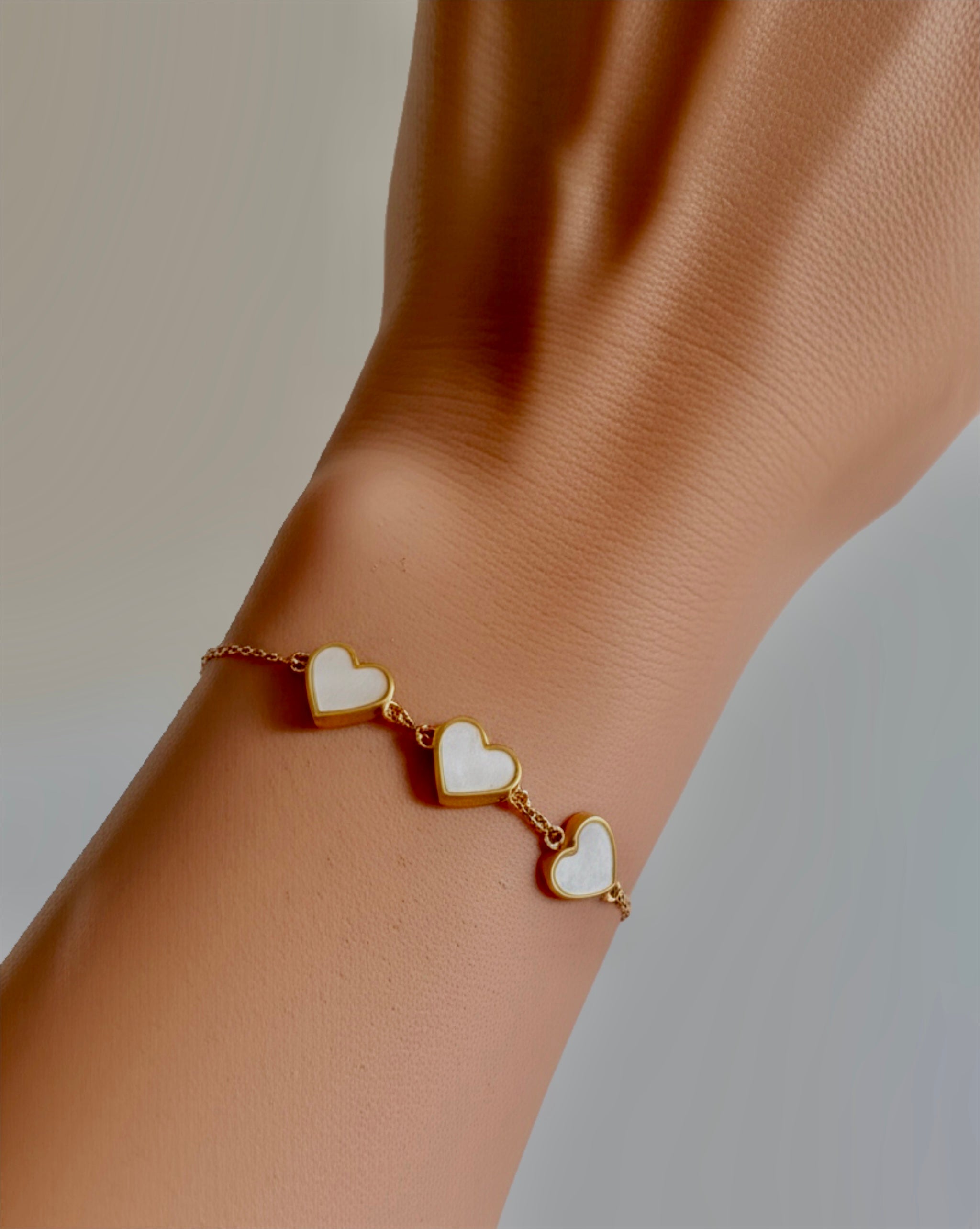 Elegant Heart Shell Bracelet