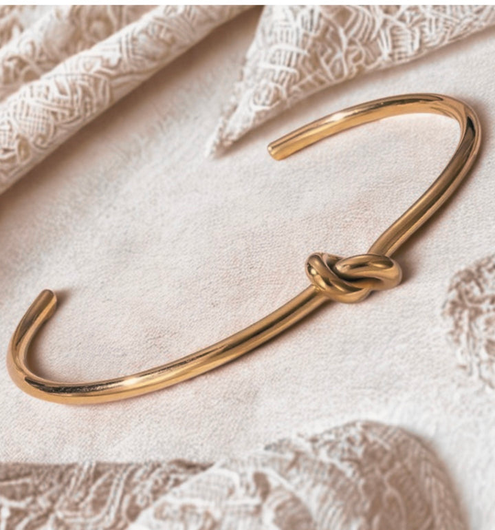 Knot Gold Bangle